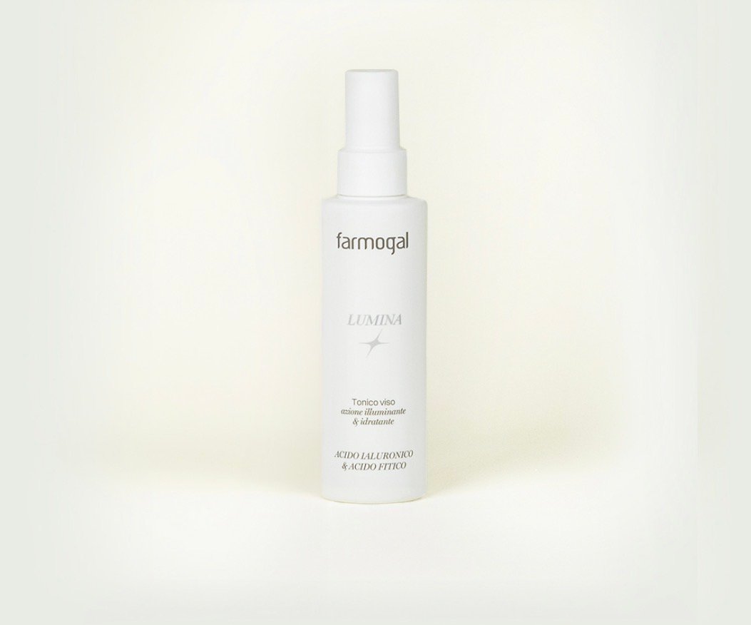 lumina tonic Weiße Gesichtstonikum-Sprühflasche vor hellem Hintergrund