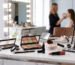 Make-up-Produkte auf Schminktisch im Studio